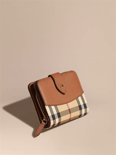 portamonete burberry donna|Portafoglio Check compatto (Sabbia) .